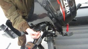 Навеска мотора Сузуки20 4Т на транец лодки с помощью новой тележки