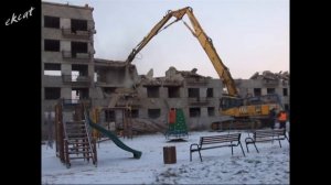 Снос пятиэтажки длинноруким экскаватором/Взгляд со стороны