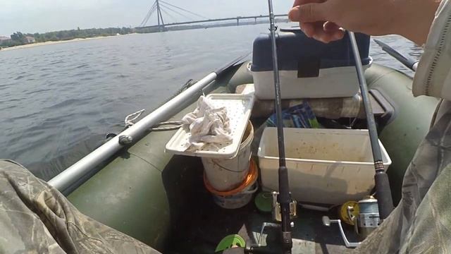 Ловим леща руками и на яйца) смотреть онлайн