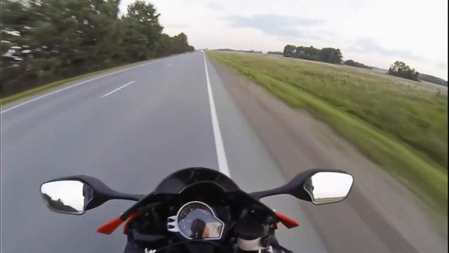 Байкер пролетел на большой скорости. смотреть онлайн