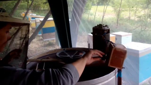 Качаю акацию. Электропривод медогонки. Минимальный набор для откачки меда. смотреть онлайн