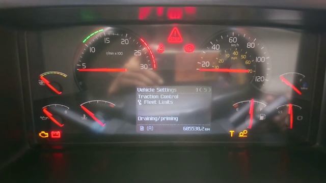 Volvo truck fuel water drain and priming #europetruck #truckmechanic @volvotrucks смотреть онлайн