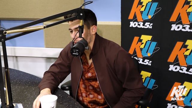 Nick Jonas Sets Record Straight On If He And Priyanka Met The Royal Baby смотреть онлайн