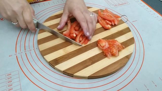 Салат из краснокочанной капусты с соусом из майонеза и томатной пасты смотреть онлайн