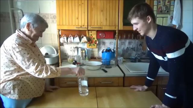 Я с бабушкой бутылку водой / I was with my grandmother a bottle of water смотреть онлайн