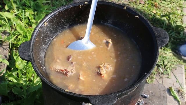 ▶️ПИЕВА, ЛУКОВЫЙ СУП, СУП ИЗ НИЧЕГО. В казане на костре. смотреть онлайн