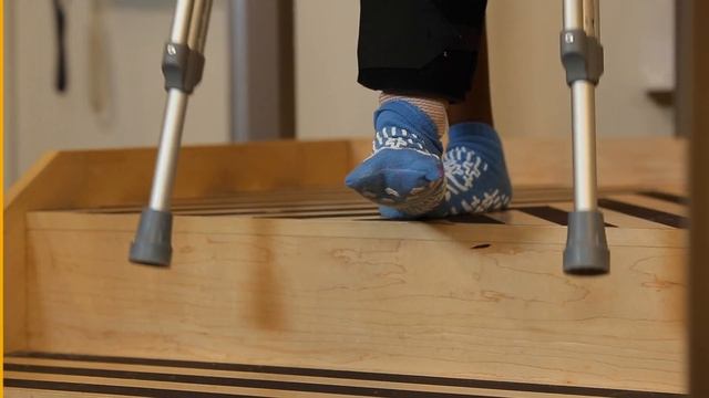 How to Use Stairs With Crutches смотреть онлайн