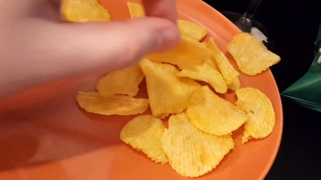 НОВИНКА -Lays рифлёные - нежный сыр с луком и Lays со вкусом ЛОБСТЕРА смотреть онлайн