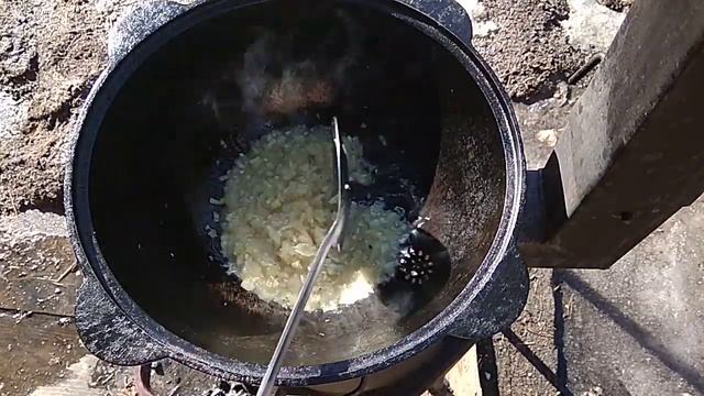 КАЛЬМАРЫ В СЛИВОЧНОМ СОУСЕ в казане на костре смотреть онлайн