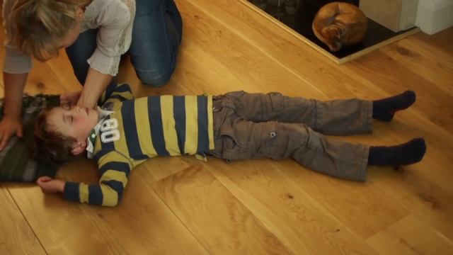 How to help a child having a seizure (epilepsy) #FirstAid #PowerOfKindness смотреть онлайн