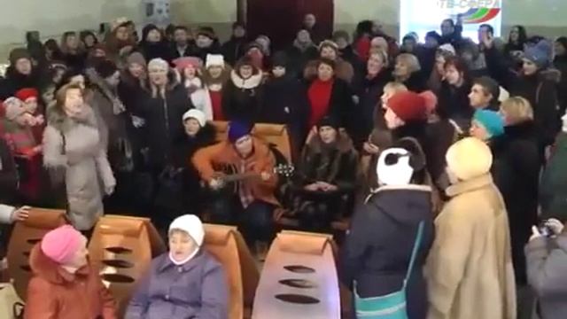 Песенный флешмоб в Харцызске, ДНР, "НАМ НУЖНА ПОБЕДА Десятый наш десантный батальон" смотреть онлайн