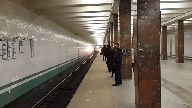 Номерной прибывает на ст. Речной вокзал смотреть онлайн