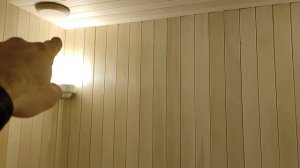 Монтаж уголка на стены и потолок в парилке в бане