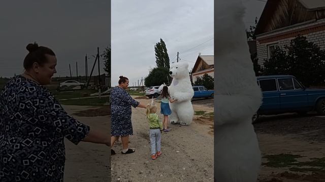 Большой белый медведь напугал девчушку! Поздравление от белого медведя смотреть онлайн