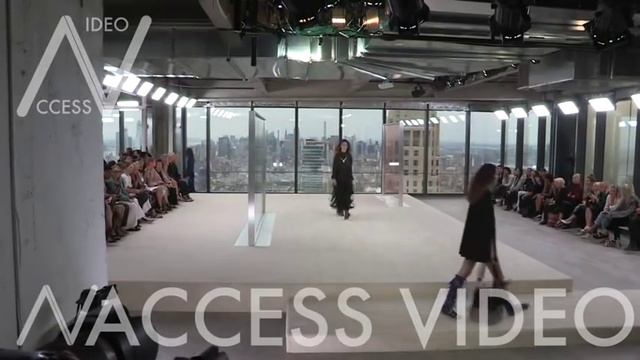 Kaia Gerber and fellow models on the runway of Longchamp Fashion Show смотреть онлайн