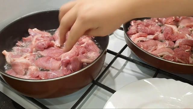 Жареное мясо на сковороде, как шашлычок смотреть онлайн