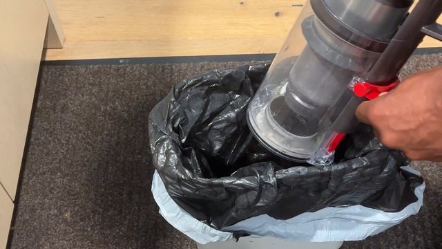 Dyson V10 Animal Vacuum - How to Empty Bin смотреть онлайн
