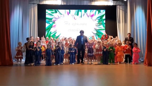 Женский праздник в Серове. Рассказываем, как жительницы города получали поздравления смотреть онлайн