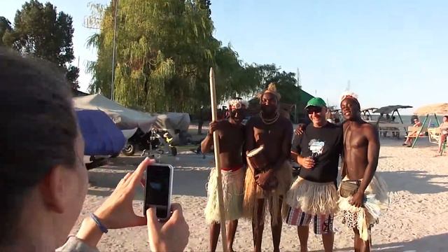 НЕГРЫ ПОЗДРАВДЯЮТ ВЛАДИВОСТОКОВА.mp4 смотреть онлайн