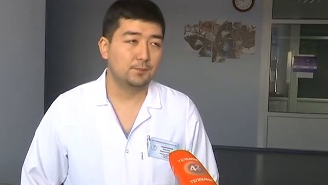 В Уральске врачи борются за жизнь упавшего на забор строителя смотреть онлайн