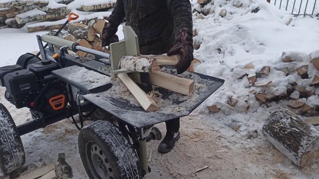 Колка дров. Дровокол Горыныч 6 тонн вместо колуна Fiskars x25. #firewood #woodworking смотреть онлайн