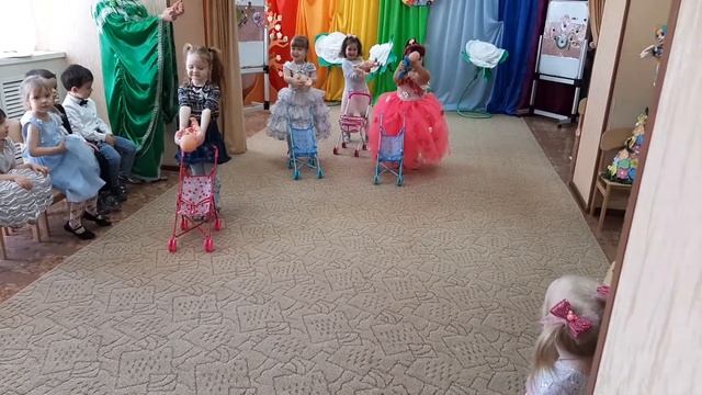 Песня на 8 марта. Я доченьку катаю в каляске смотреть онлайн