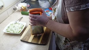 Быстрый салат слоями с огурцом