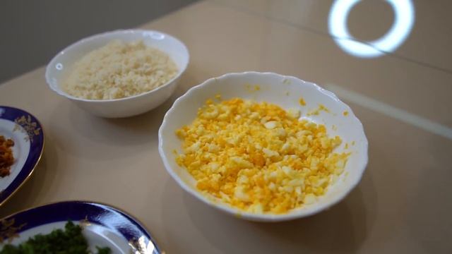 БАТЯ И СЫН ГОТОВЯТ УЖИН ДЛЯ МАМЫ смотреть онлайн