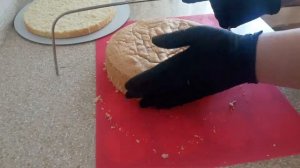 Как разрезать бисквит струной