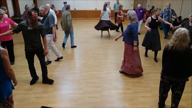 Softly Good Tummas • English Country Dance смотреть онлайн