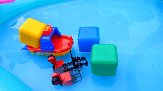 Чиним игрушки: автопогрузчик упал в бассейн! Автомастерская в видео про машинки для мальчиков смотреть онлайн