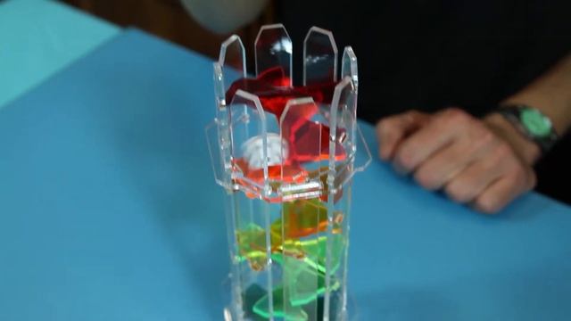 БАШНЯ ДЛЯ БРОСАНИЯ КУБИКОВ «КАЛЕЙДОСКОП» С ПОДСТАВКОЙ смотреть онлайн