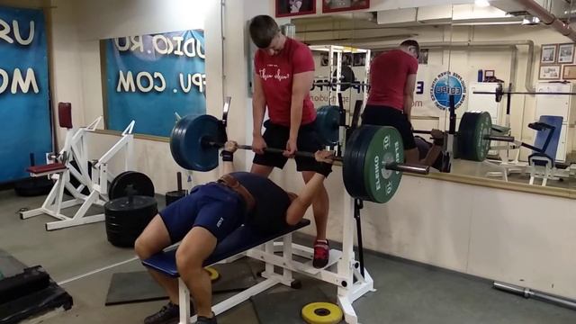 Как жмут лежа тяжелоатлеты в Спортстудии смотреть онлайн