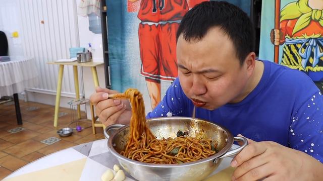 阿强做一大盆油泼面，大口吸面真过瘾，再来只德州扒鸡啃着吃，太爽了【cram阿强】