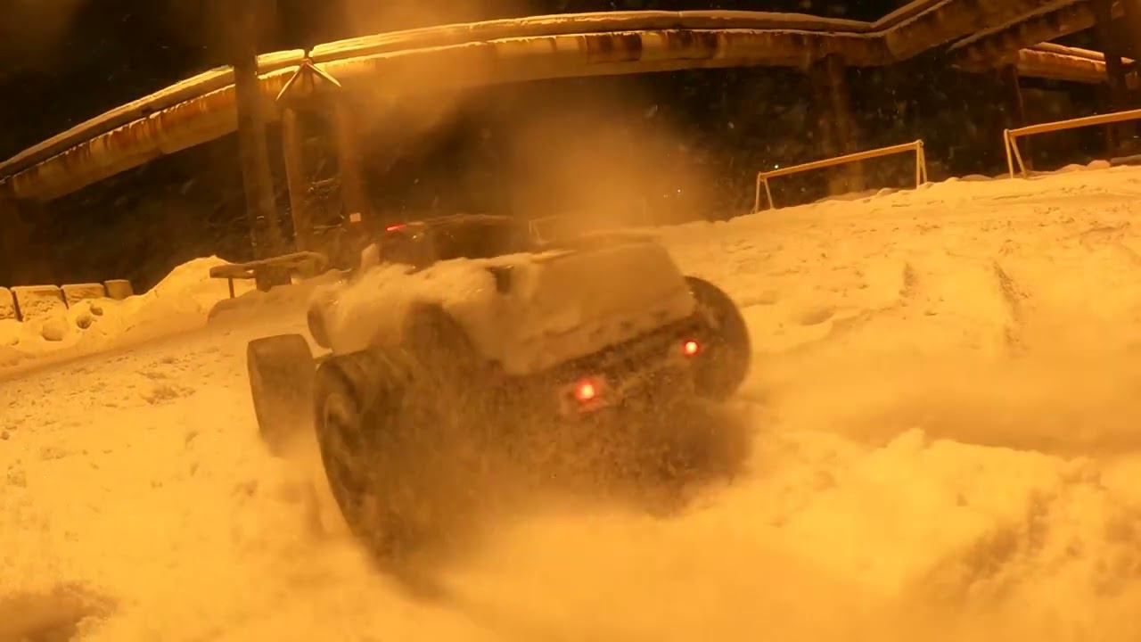 Remo Hobby MMAX гоняем по свежему снегу.