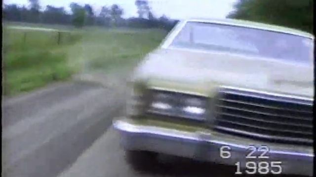 1976 Ford LTD on a gravel backroad смотреть онлайн