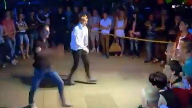 парни красиво танцуют в клубе смотреть онлайн