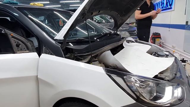 Оклейка автомобиля Hyundai Solaris белой глянцевой пленкой смотреть онлайн