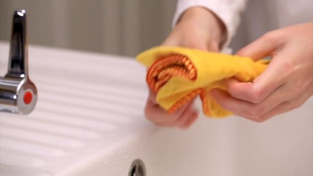 How to empty the bin on your Dyson Cyclone V10™ cordless vacuum смотреть онлайн