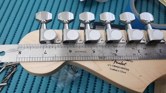 Squier by Fender Stratocaster 2021. Замена колков. Замена струн. Лайфкаки) смотреть онлайн