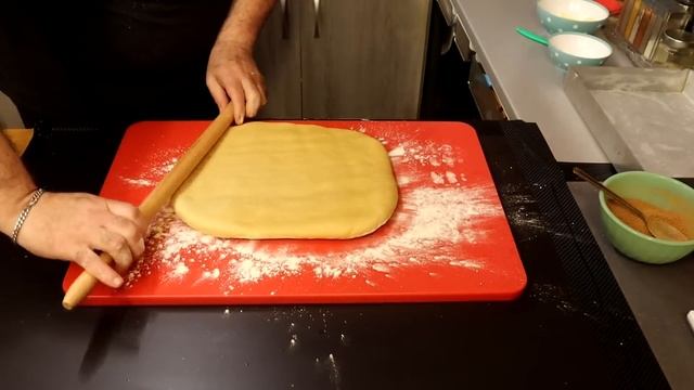Ρολά Κανέλας με Κρέμα Αφράτα & Λαχταριστά. Με απλά υλικά που έχουμε όλοι στο σπίτι. (Cinnamon Rolls смотреть онлайн