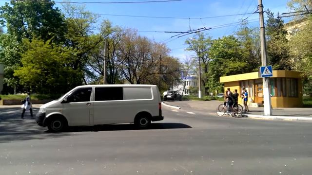 Брошенный БТР транспортируют на баррикады. 11.05.2014