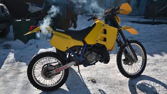 Технический обзор мотоцикла Suzuki TS200R и Скользкая поездочка смотреть онлайн