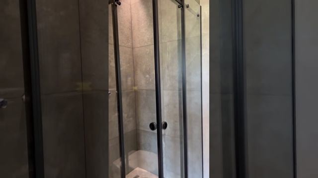 Душевой уголок с двумя раздвижными дверьми от угла. Компания Стеклофф смотреть онлайн