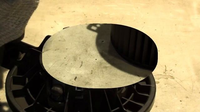 Как снять мотор отопителя Киа Рио, Хендай Солярис. Разборка, замена щеток, смазка, сборка. смотреть онлайн