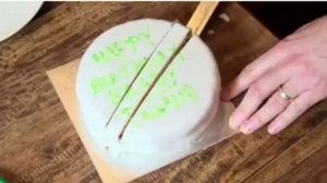 А вы тоже ТАК РАЗРЕЗАЕТЕ круглые торты? Вы делаете ЭТО НЕПРАВИЛЬНО!