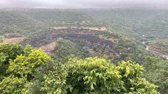 Индия, пещерные храмы Аджанты, вид с верхней площадки.