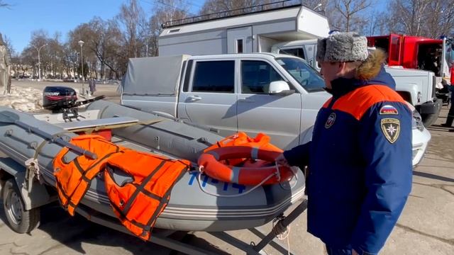 В Вологде прошёл смотр сил и средств РСЧС смотреть онлайн