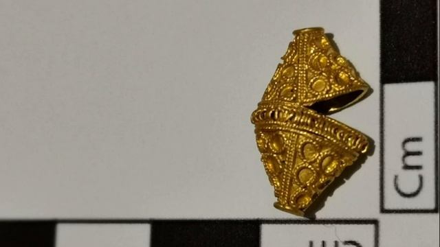 Люди находят артефакты, которые вымыло на берег Темзы... смотреть онлайн