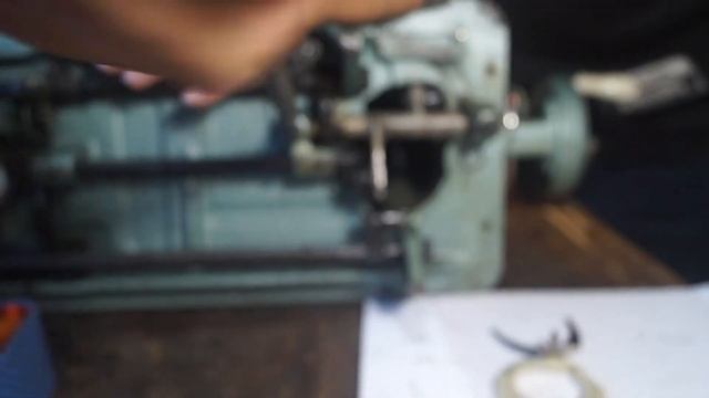 Устраняем клин швейной машинки ПМЗ 2М. Часть №2. смотреть онлайн